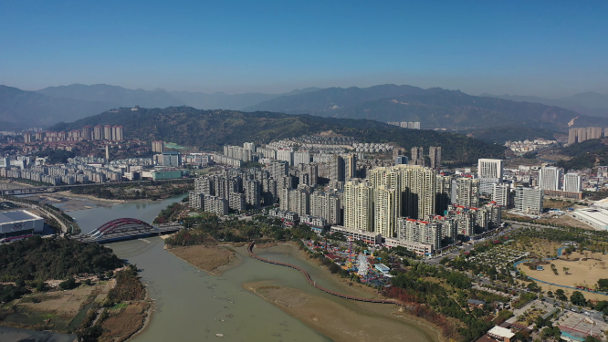 航拍沿江城市建筑群